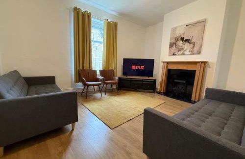 Central 3BR Home - Huddersfield Serviced Accomodation - Walk to Station & Town - Business Travellers - Families - Students - Photo 3