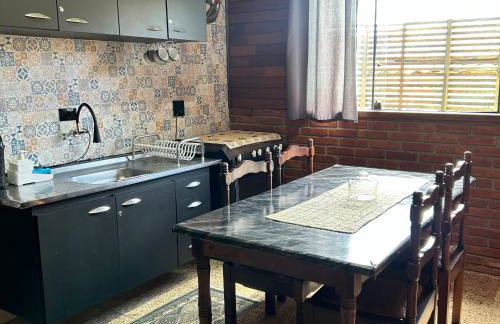 Chalé com PISCINA Privativa, com 2 QUARTOS, ESTACIONAMENTO em Condomínio com PORTARIA 24h, Sauna, Quadras, 3 PISCINAS no condomínio, Pesca e Parquinho Infantil - SmarTV na sala de estar, TV na área CHURRASQUEIRA, Wi-Fi e Cozinha Completa - Foto 33