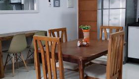 Apartamento na Praia das Toninhas em Ubatuba 350m da praia -2 quartos sendo 1 suite, piscina, varanda gourmet com churrasqueira, ar condicionado, cozinha completa, duas garagens - Foto 4