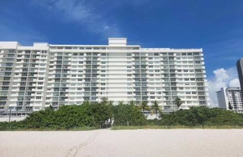 Entire Beach Front Condo w/ pool Amazing view 4pax - Photo 23