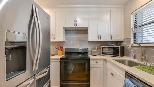 1 Mi to BOA Stadium! Walkable Condo with Porch - Foto 5