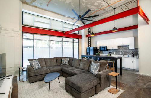 Historic Downtown Loft with Modern Flare - Foto 1