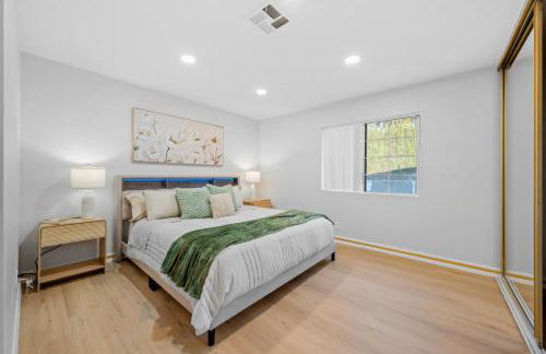 Entire Private Home with 4 Bedrooms 2 Bathrooms, Pool, View, 4 Parking, King Bed, Big Yard, Available Now - Foto 13