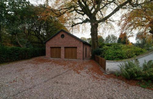 Luxury Coach house next to woodland in Knutsford - Photo 44