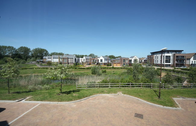 Luxurious 4 BH Home Near Willen Lake Ideal for Families & Business Stays! - Photo 23