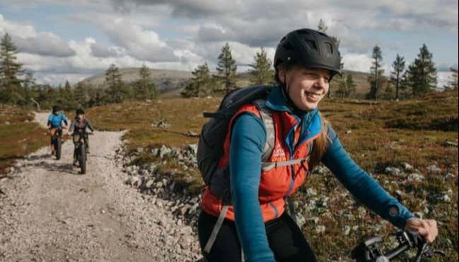 Tour en fat bike por Saariselkä - Foto 3, Una mujer disfrutando del tour en bici