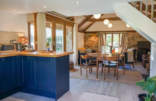 Escape to an Idyllic Countryside Couple's Retreat - Photo 7