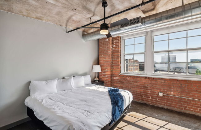 Luxury Historic Loft with Gym - Photo 42