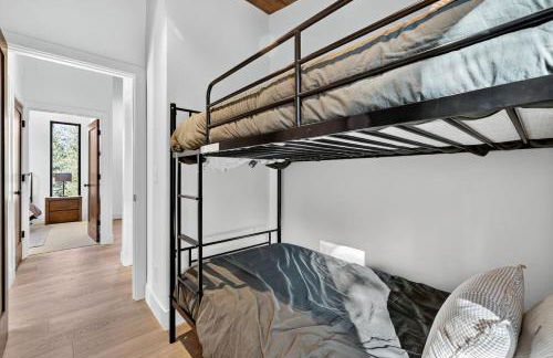 The Luxe House | Upscale Cabin w/ Hot Tub & Fire Pit! - Foto 14