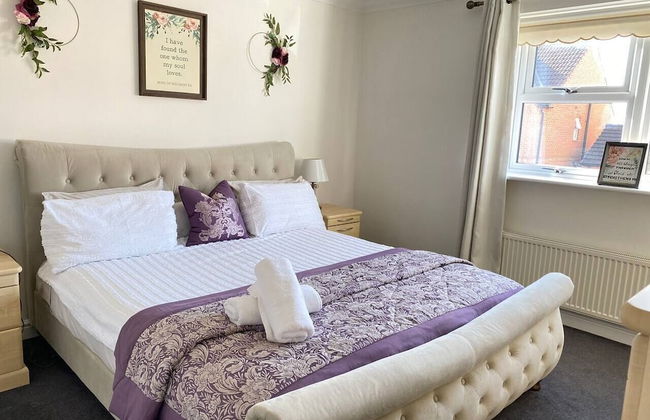 4-bed House With Private Garden in Barnsley! - Photo 12