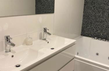 Le Gîte de Lancelot avec balnéo City Center - Foto 15