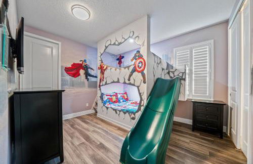 Epic Playhouse Getaway - Castle & Superhero Bunks Theater Private Pool No Rear Neighbors - Foto 15