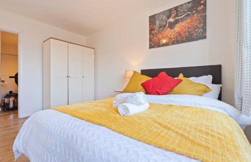 Luxury 2 Bedroom Apartment with Free Parking Opposite Queen Elizabeth Hospital - Photo 26