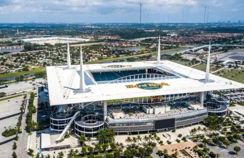 King Bed, 3 miles to Stadium - Foto 24