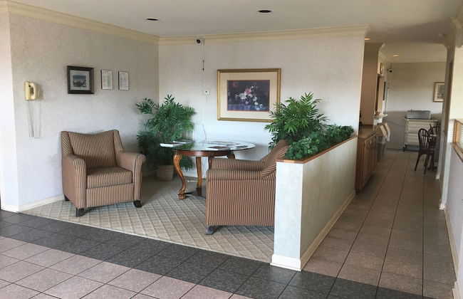 Ambassador Inn And Suites - Photo 39
