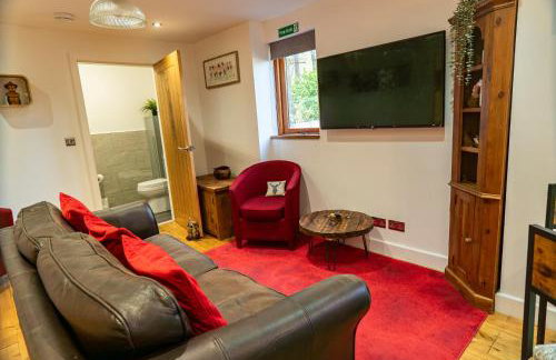 Pine cottage with private hot tub - Photo 6