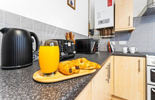 Comfortable 4 Bed Home - Free Parking & Fast WiFi - Foto 50