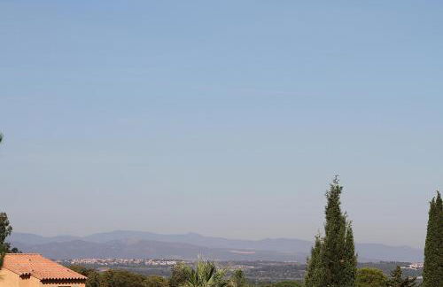 Modern 4 bedroom villa, air-conditioning, swimming pool, private gardens - Photo 17