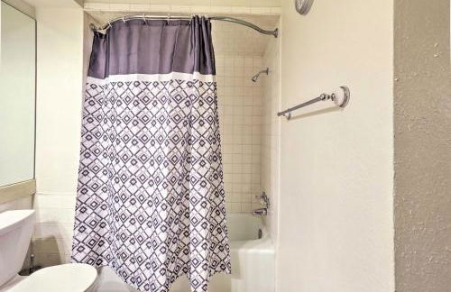 2 Mi to Lake Arlington Spacious Escape with Deck - Foto 18