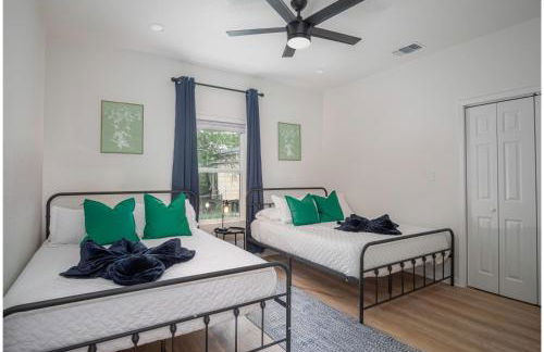 Vibrant 4BR3BA Oasis Near Happy Downtown - Foto 26