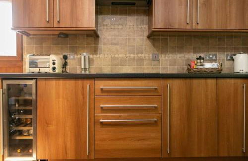 4 Bed House Sleeps 9 - Parking Garden Bbq Wifi - Foto 26