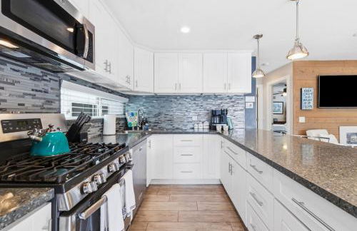 Stunning Beach Home - large patio, parking, ac & dog friendly! - Foto 70