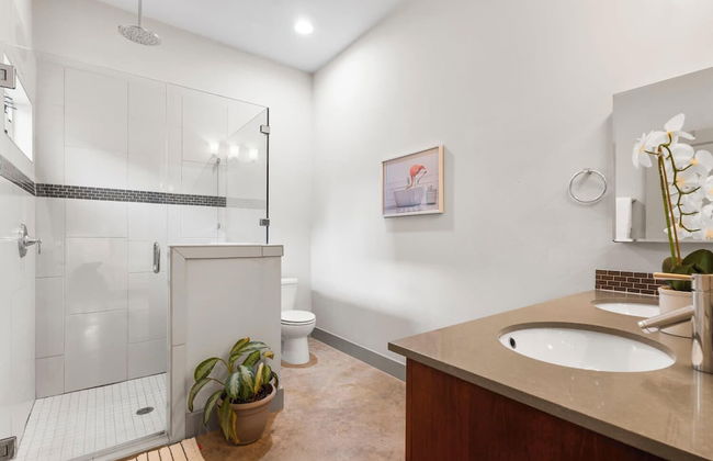 Chic & Homey 3BR Close to Downtown - Photo 18