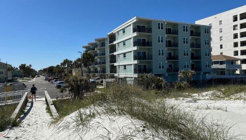 Welcome to Sandpiper Beachfront Condo Cozy 1-bed in JAX Beach, perfect for couples! Pet-friendly! - Foto 3