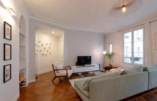 Sophisticated 2BR - Steps to Station - Foto 17