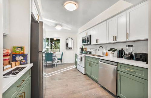 Entire Private Home with 4 Bedrooms 2 Bathrooms, Spacious, Lux King Bed, Ranch Style, Prime Area, Available Now - Photo 10