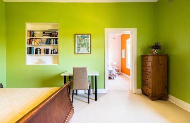 Beautiful 2 Story Manor Close to Beach and all - Foto 38