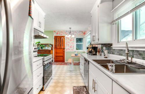 Family-Friendly Cottage Grove Home with Fireplace! - Foto 8