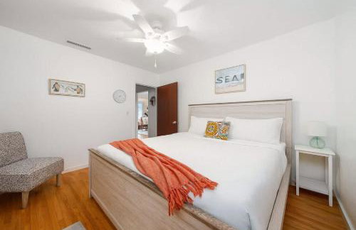 10 Min to the Beach Colorful Home Huge Yard - Foto 9