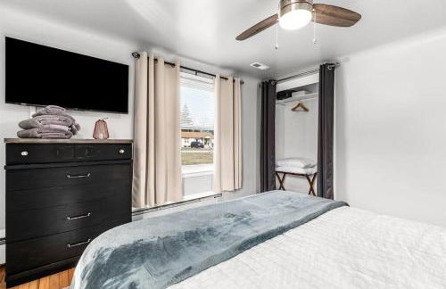 Warm & Comfy 2BR, Huge Backyard, Great Location! - Photo 22