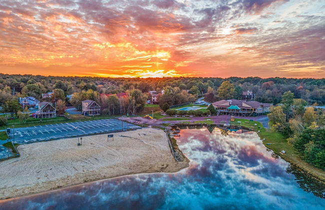Pocono Paradise by Avantstay Lakeside Retreat, Hot Tub, Game Room, Near Beach - Foto 65