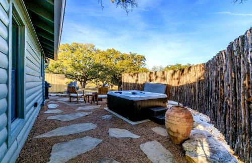 Pet-Friendly Glamping Cabin, with River Access in Ingram, Texas - Foto 14
