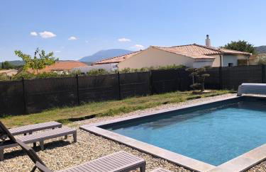 villa récente climatisée avec piscine privée - Photo 1