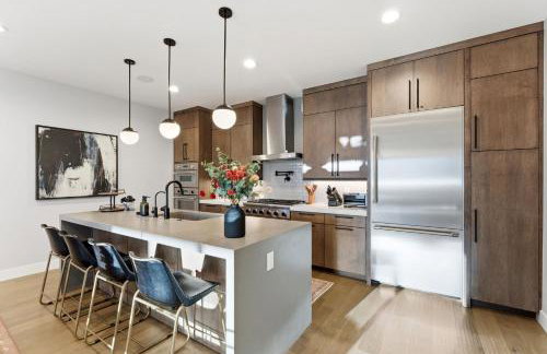 Luxury Hideout w Hot Tub Steam Shower - Photo 34