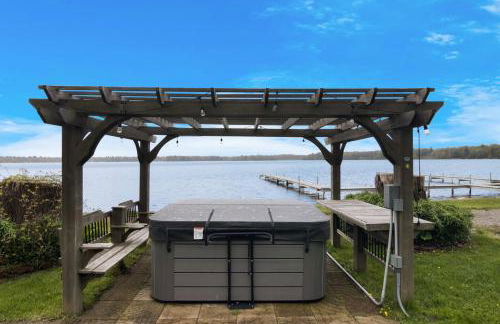 3BR Fife Lake Getaway with Fire Pit & Hot Tub - Foto 1