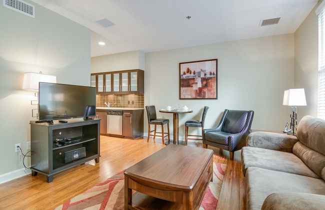 Bluebird Suites near AutoZone Park - Foto 25