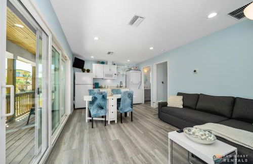 Dog Friendly Loft STEPS from Beach with Gas Barbecue Grill and Upstairs Deck! - Foto 12