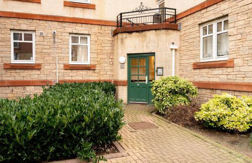 Stylish 2-Bed Flat with Balcony Near Haymarket - Pass the Keys - Foto 7