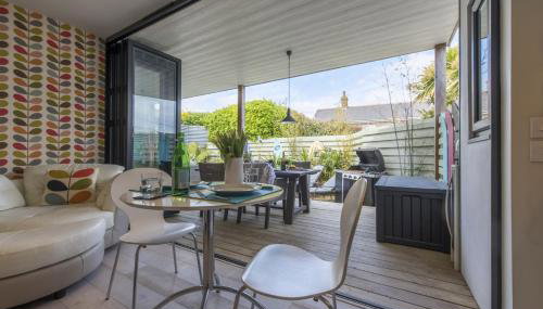 Two Bare Feet - Photo 5