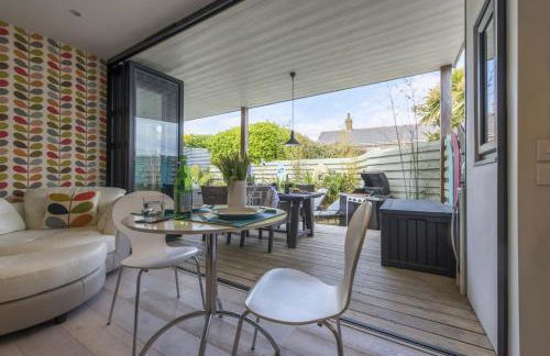 Two Bare Feet - Photo 5