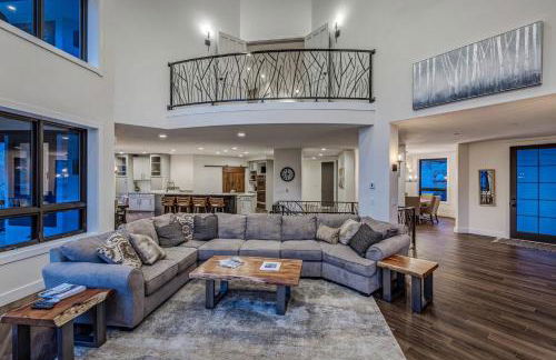 Cozy mountain home w riverfront patio - Foto 26