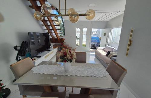 Duplex 2Qts com ar suíte e quintal Prox a praia - Foto 2