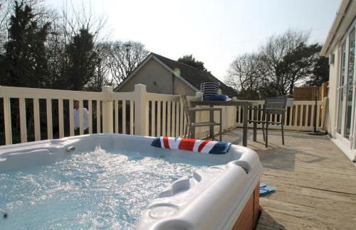 Honeysuckle Cottage with Hot Tub Park Facilities - Photo 3