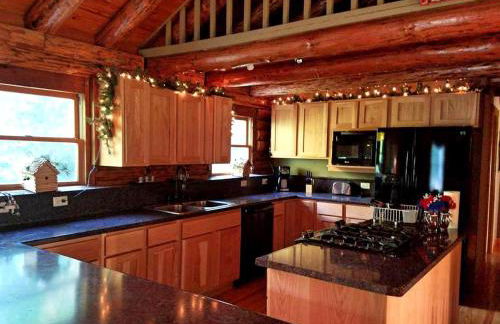 Charming Log Cabin Getaway with Private Hot Tub near Decatur, Illinois - Foto 20