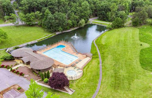 Wooded Chalet w Hot Tub & Indoor Pool, Gym Access - Foto 70