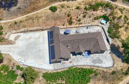 Yosemite Hilltop Gated Villa near Oakhurst, Bass Lake and Mariposa w EVCharger Hottub Grill and Awesome Views! - Foto 5